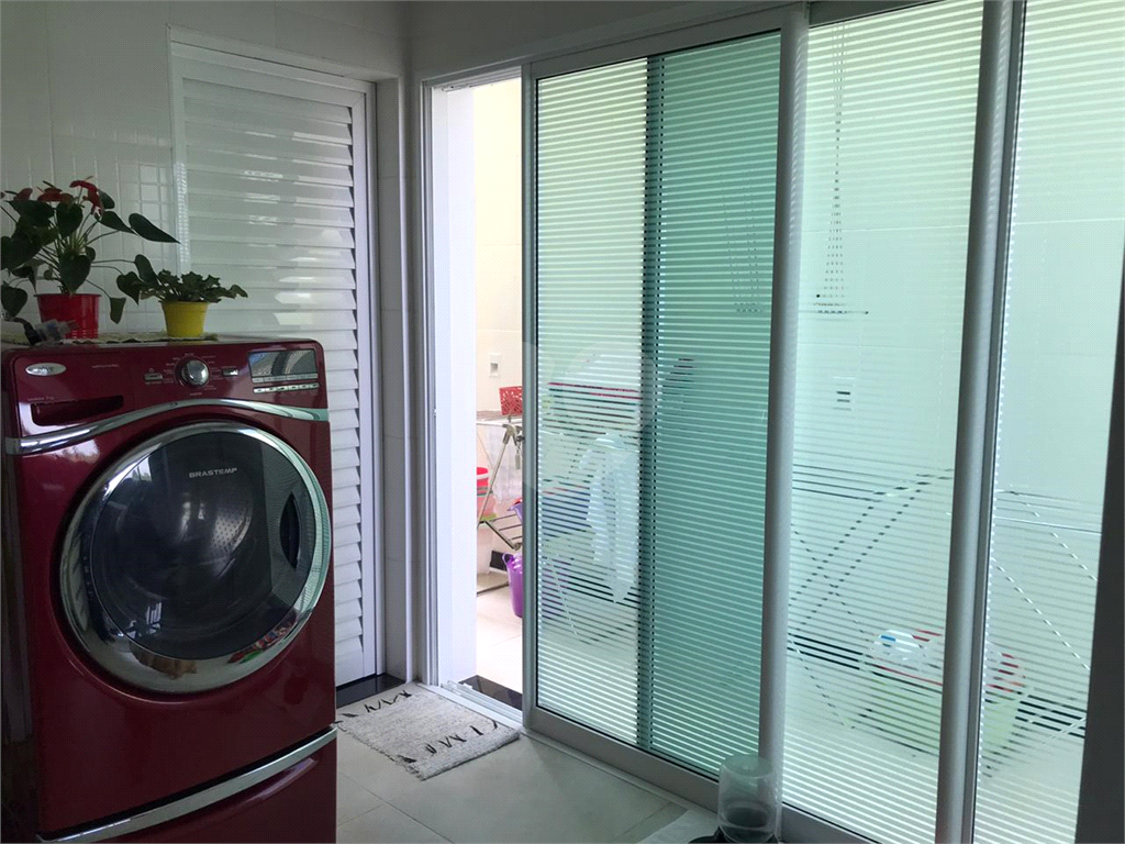 Sobrado no condomínio Mirante do Horto com 300m²