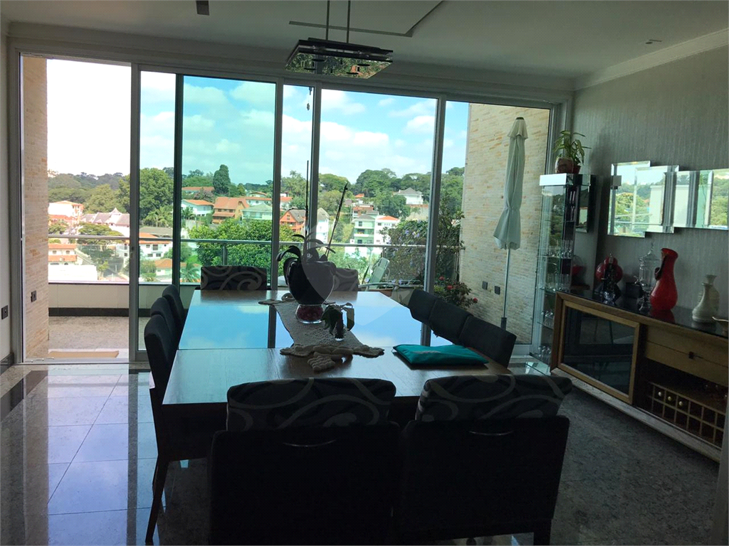 Sobrado no condomínio Mirante do Horto com 300m²
