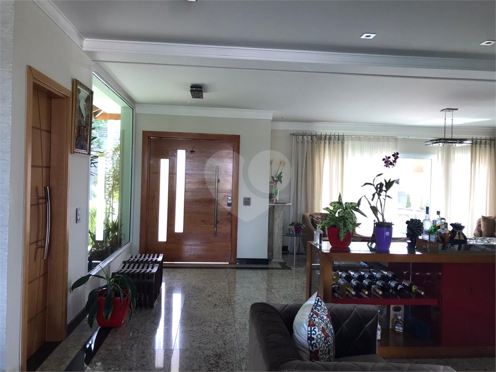 Sobrado no condomínio Mirante do Horto com 300m²