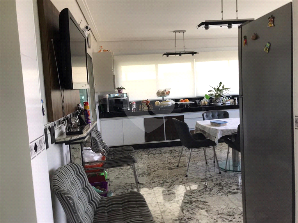 Sobrado no condomínio Mirante do Horto com 300m²