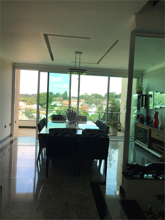 Sobrado no condomínio Mirante do Horto com 300m²