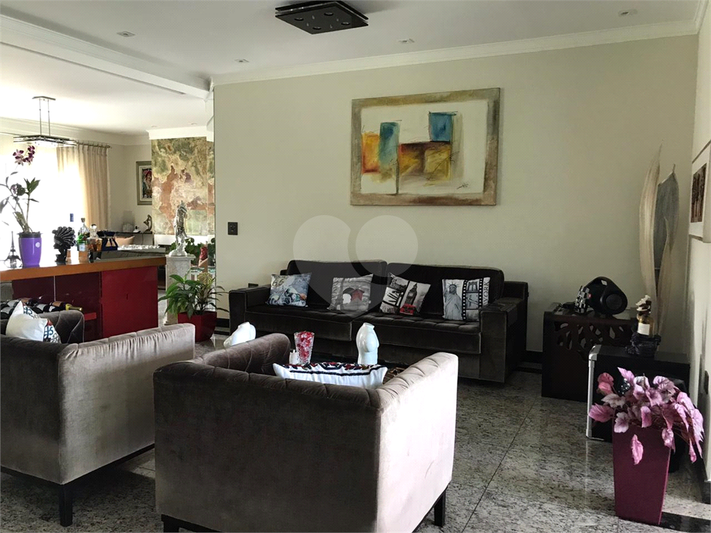 Sobrado no condomínio Mirante do Horto com 300m²