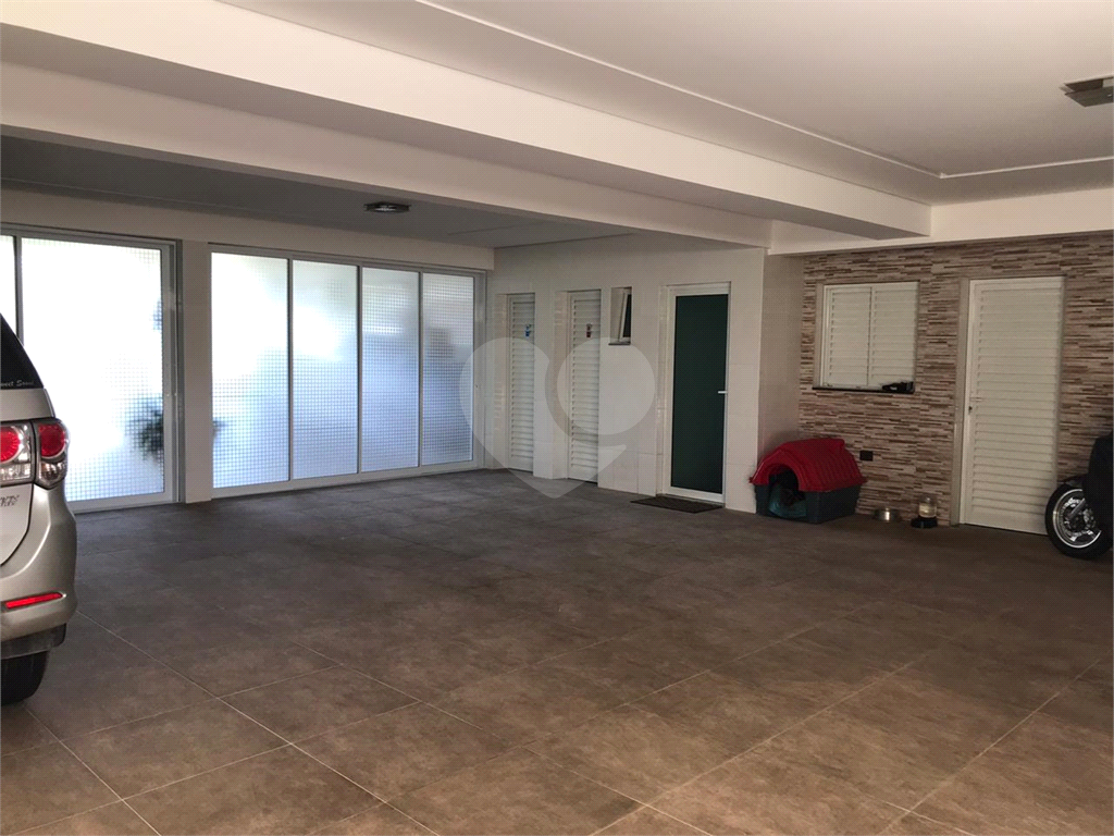 Sobrado no condomínio Mirante do Horto com 300m²