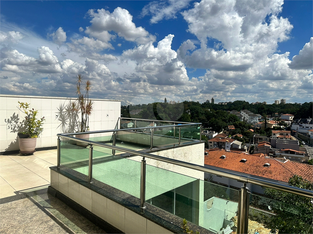 Sobrado no condomínio Mirante do Horto com 300m²
