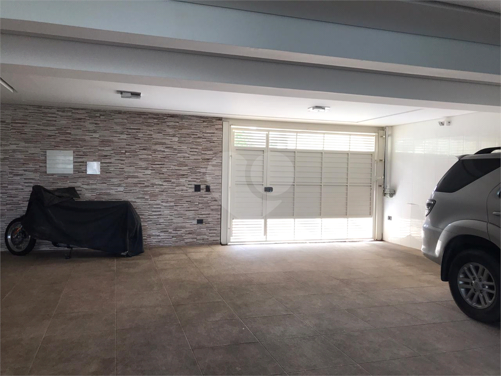 Sobrado no condomínio Mirante do Horto com 300m²