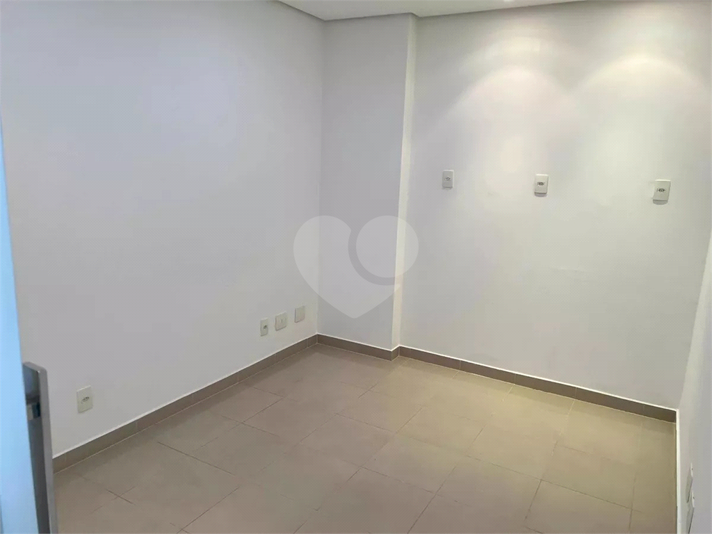 Sala comercial à venda a 140 metros do Metrô Portuguesa-Tietê