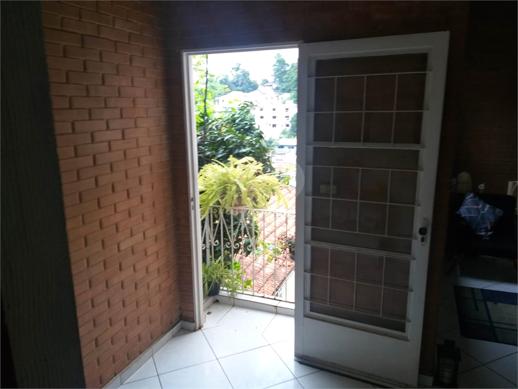 Ótimo sobrado, muito amplo com 4 quartos! Aceita permuta!