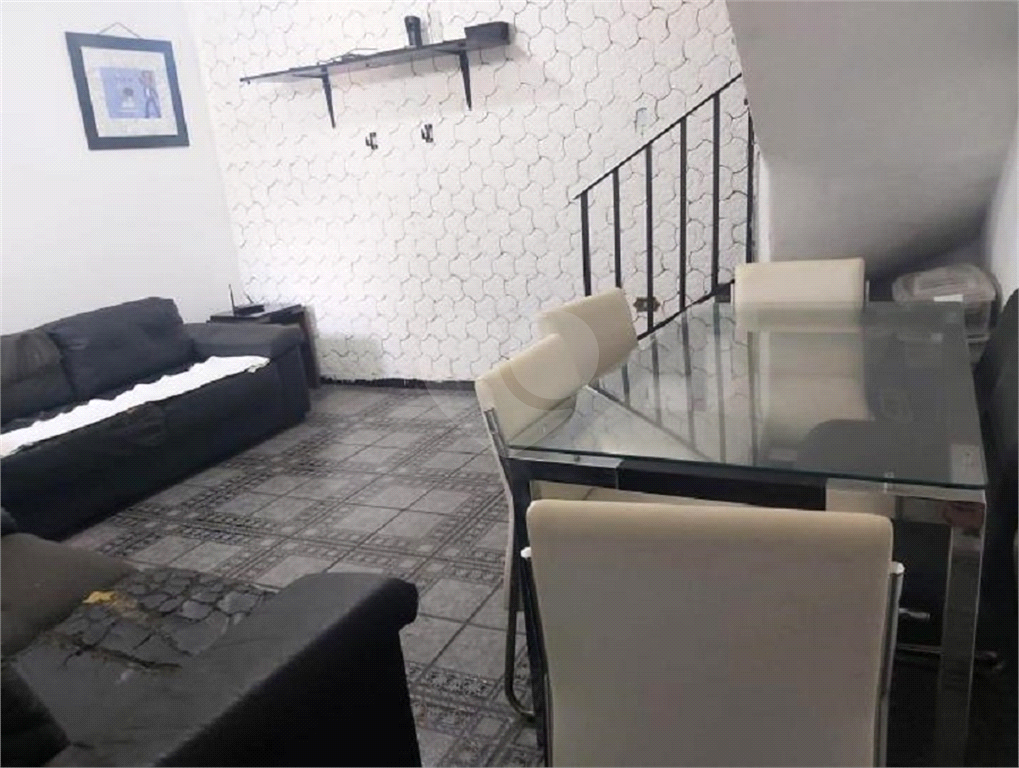 Sobrado 157m², 4 dormitórios, 1 suíte e 2 vagas de garagem