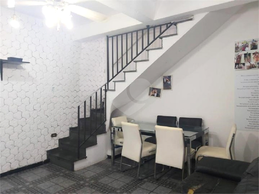 Sobrado 157m², 4 dormitórios, 1 suíte e 2 vagas de garagem