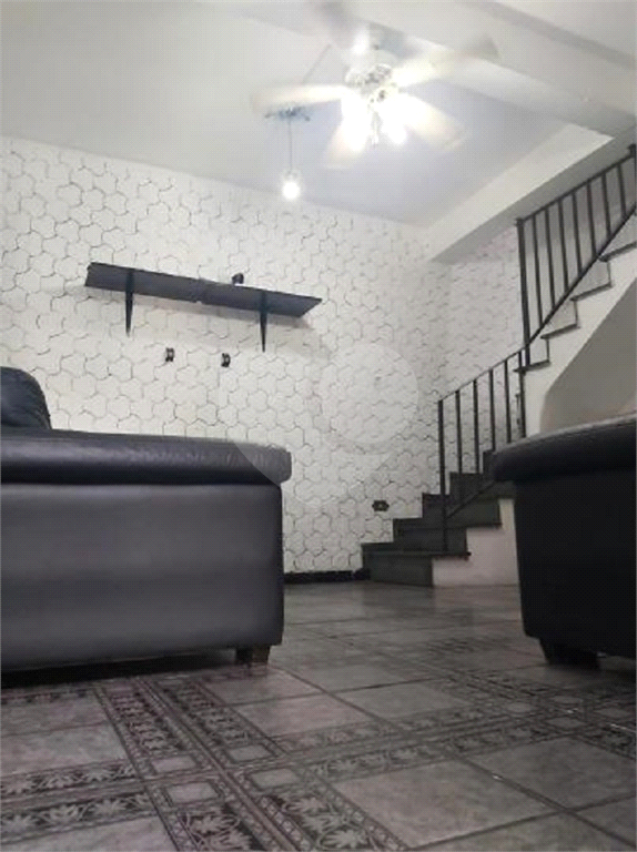 Sobrado 157m², 4 dormitórios, 1 suíte e 2 vagas de garagem