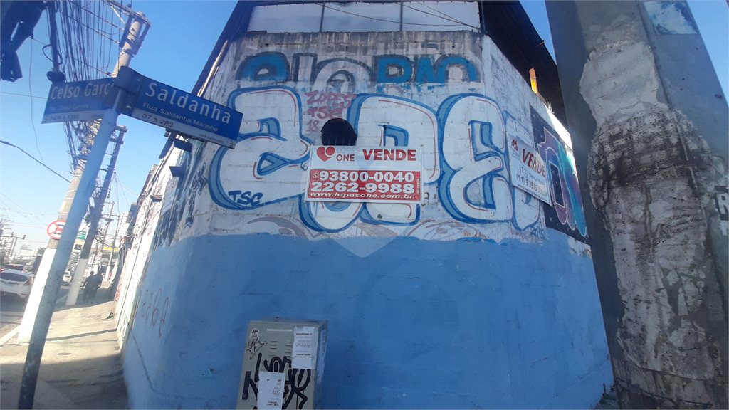Galpão à venda e para locação na Avenida Celso Garcia , zona comercial do Brás.