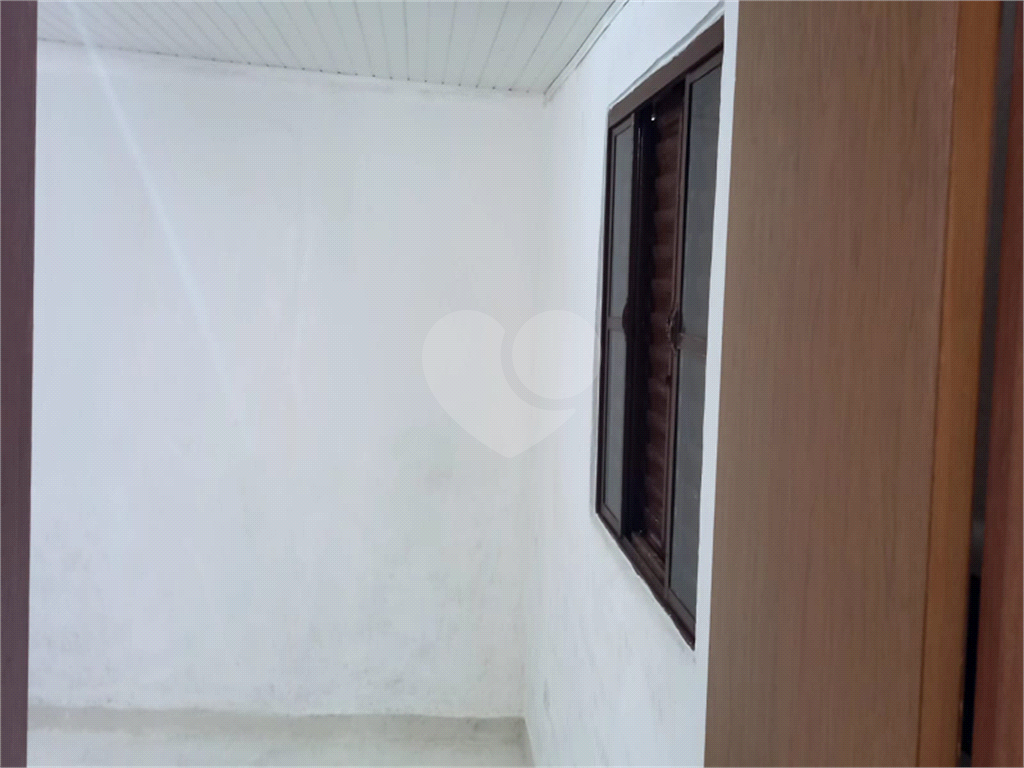 Casa térrea com comércio conjugado. Terreno conta com 260 metros quadrados. Acasa tem garagem. Amplo