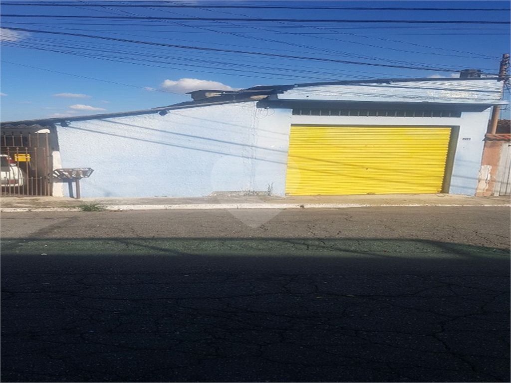 Casa térrea com comércio conjugado. Terreno conta com 260 metros quadrados. Acasa tem garagem. Amplo