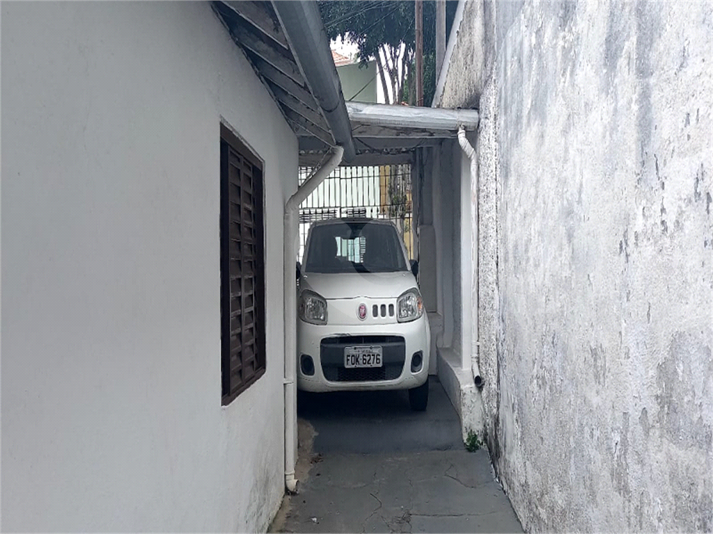 Casa térrea com comércio conjugado. Terreno conta com 260 metros quadrados. Acasa tem garagem. Amplo