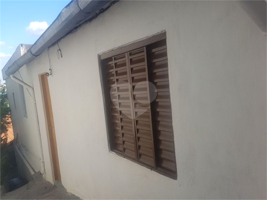 Casa térrea com comércio conjugado. Terreno conta com 260 metros quadrados. Acasa tem garagem. Amplo