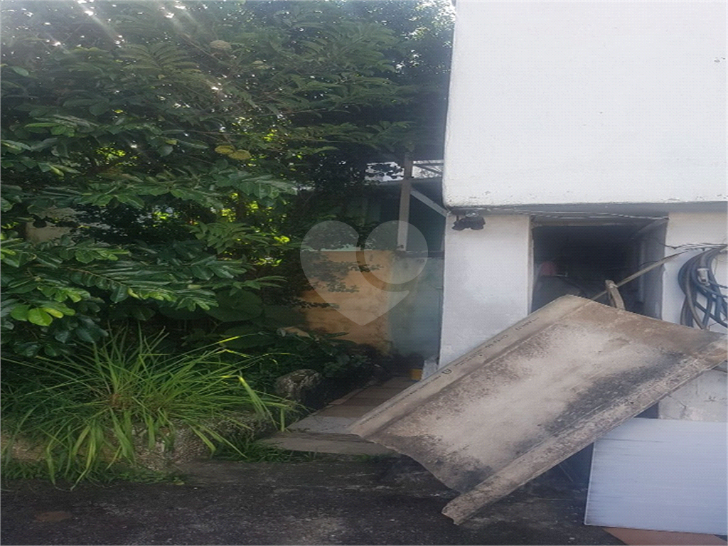 Casa térrea com comércio conjugado. Terreno conta com 260 metros quadrados. Acasa tem garagem. Amplo