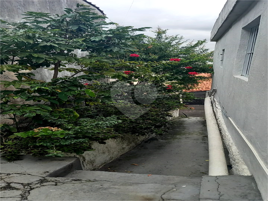 Casa térrea com comércio conjugado. Terreno conta com 260 metros quadrados. Acasa tem garagem. Amplo