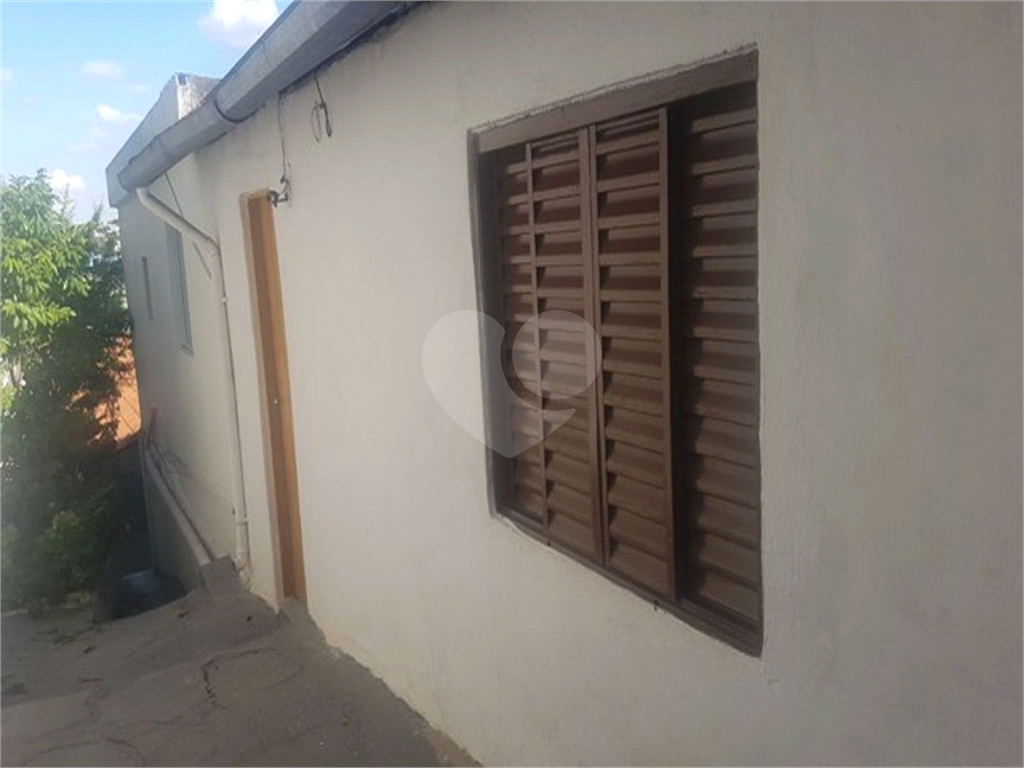 Casa térrea com comércio conjugado. Terreno conta com 260 metros quadrados. Acasa tem garagem. Amplo