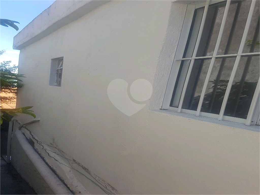 Casa térrea com comércio conjugado. Terreno conta com 260 metros quadrados. Acasa tem garagem. Amplo