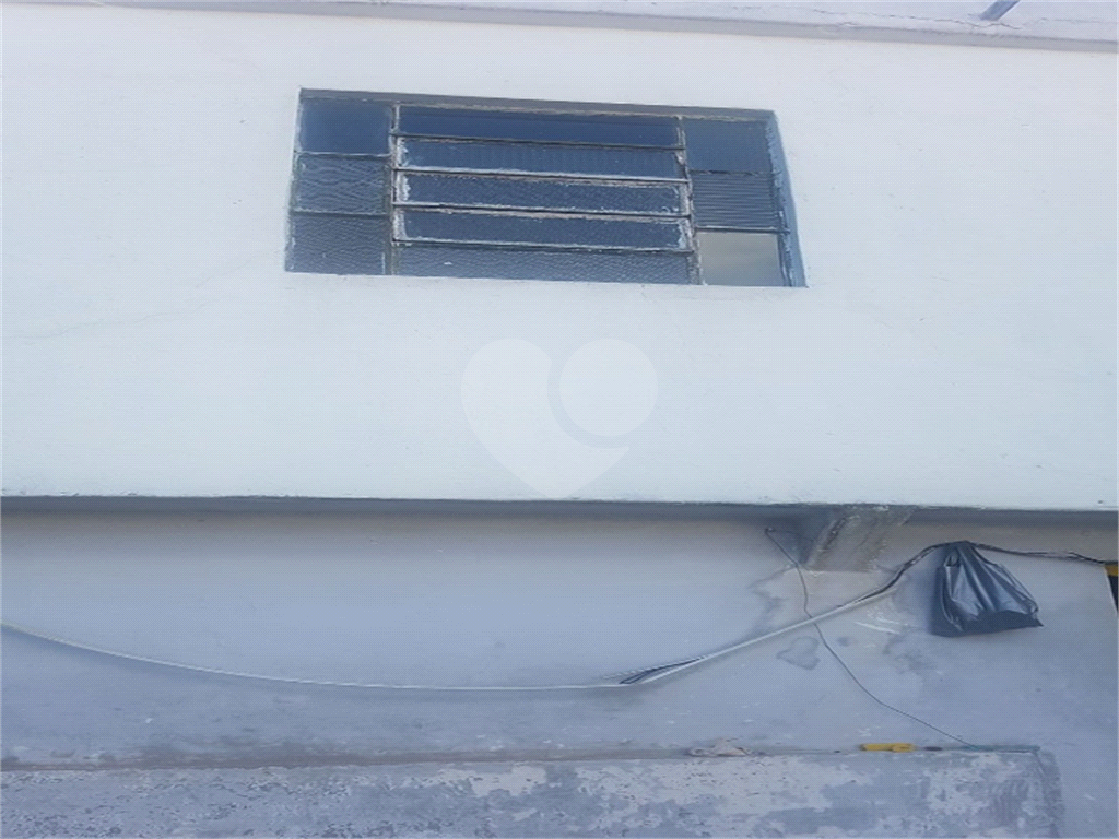 Casa térrea com comércio conjugado. Terreno conta com 260 metros quadrados. Acasa tem garagem. Amplo
