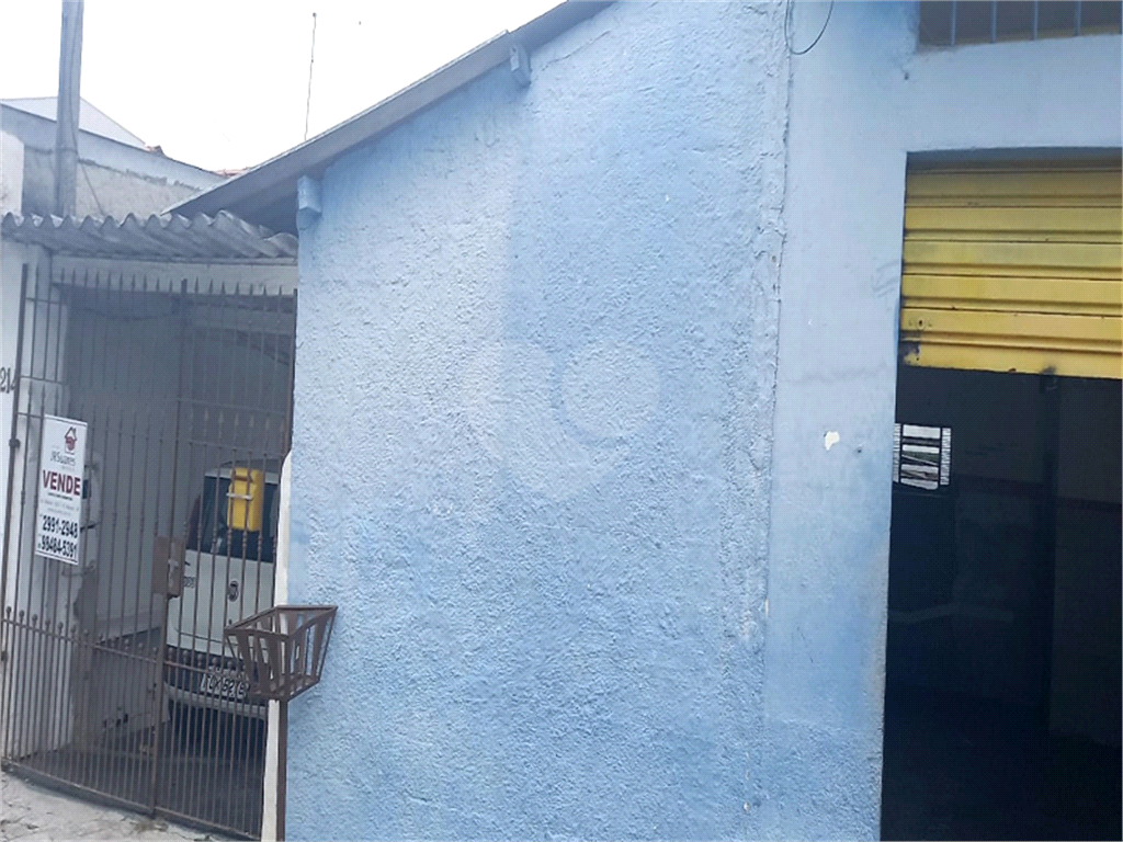 Casa térrea com comércio conjugado. Terreno conta com 260 metros quadrados. Acasa tem garagem. Amplo