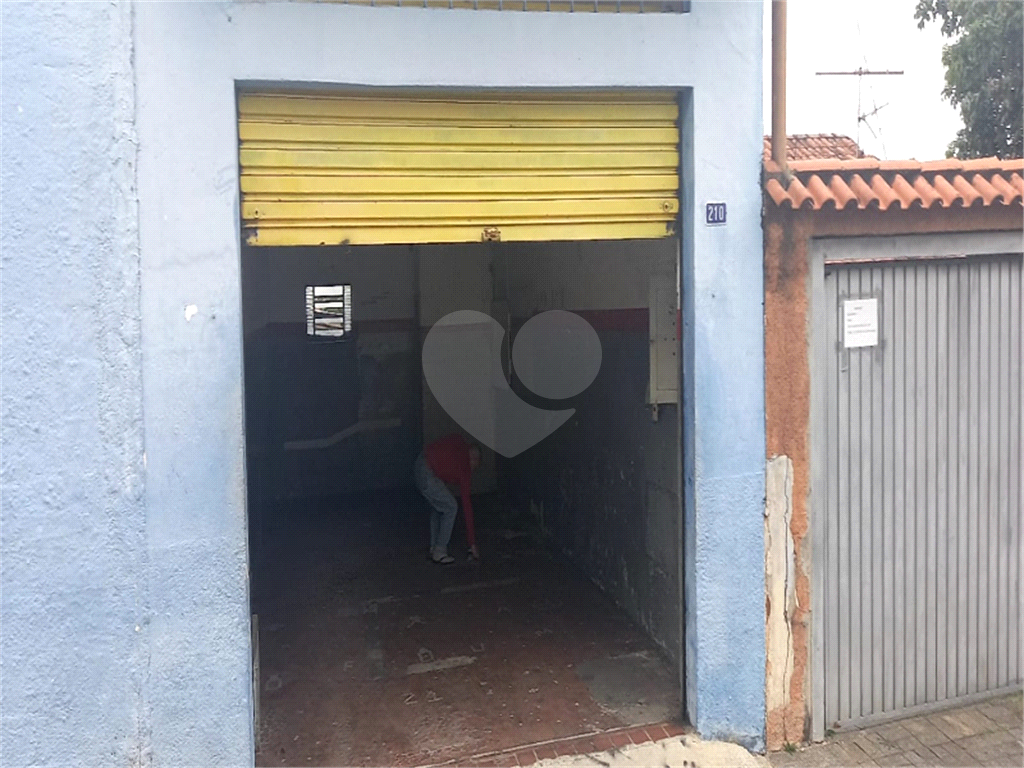 Casa térrea com comércio conjugado. Terreno conta com 260 metros quadrados. Acasa tem garagem. Amplo