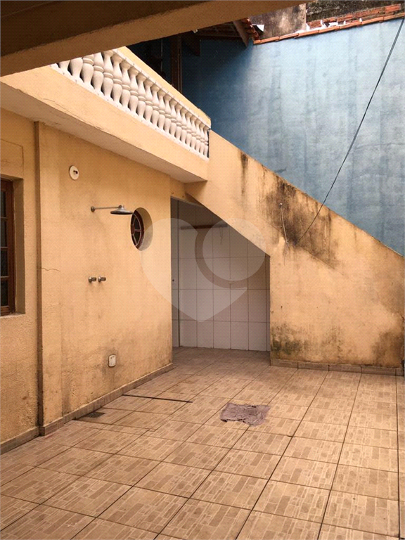 Sobrado com 3 dormitórios, 1 suíte,  4 vagas de garagem, churrasqueira e fogão a lenha.