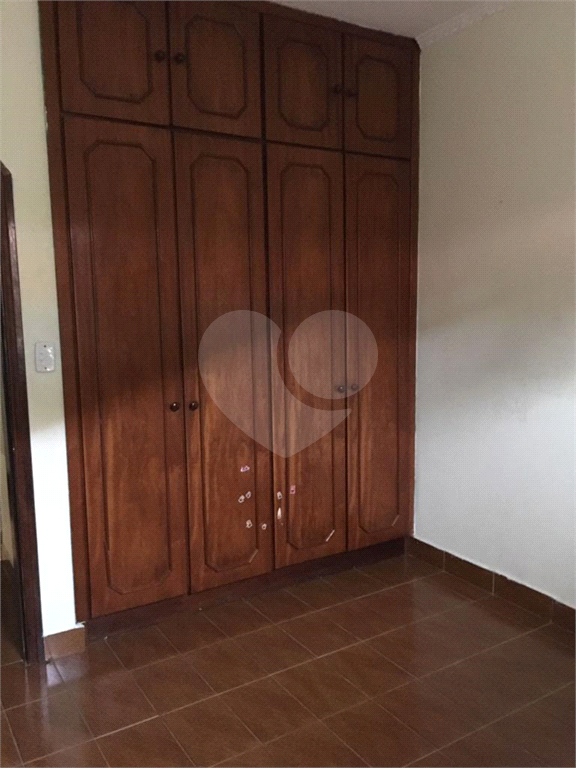 Sobrado com 3 dormitórios, 1 suíte,  4 vagas de garagem, churrasqueira e fogão a lenha.