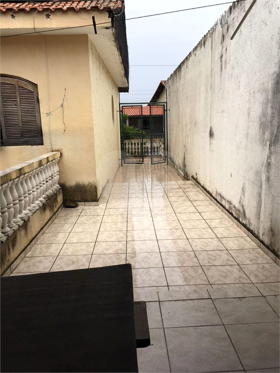 Sobrado com 3 dormitórios, 1 suíte,  4 vagas de garagem, churrasqueira e fogão a lenha.