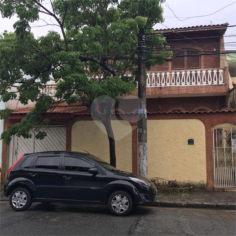 Sobrado com 3 dormitórios, 1 suíte,  4 vagas de garagem, churrasqueira e fogão a lenha.