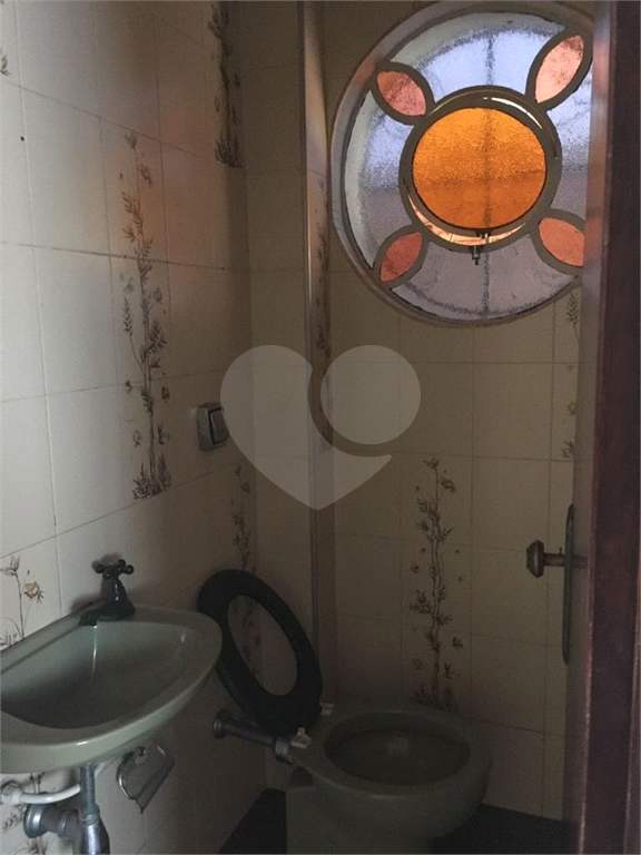 Sobrado com 3 dormitórios, 1 suíte,  4 vagas de garagem, churrasqueira e fogão a lenha.