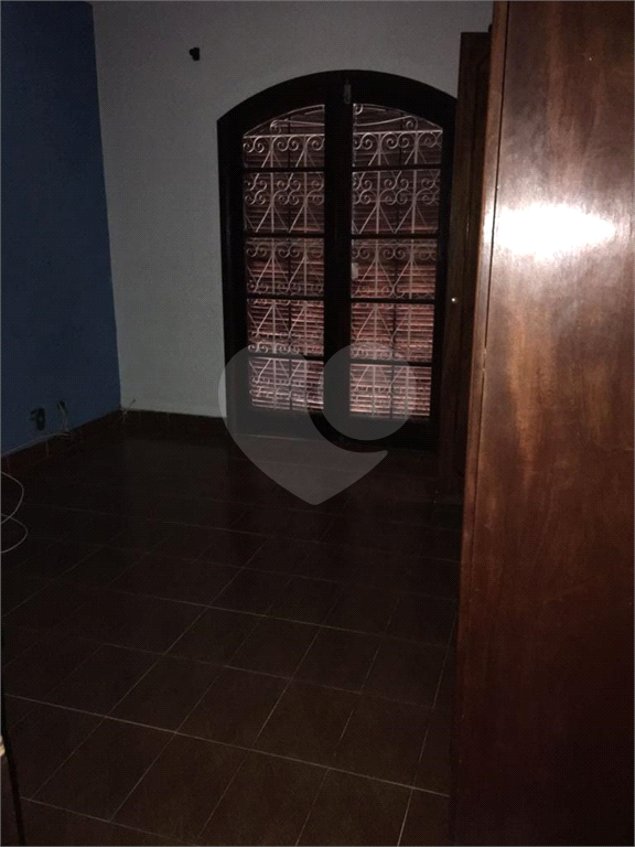 Sobrado com 3 dormitórios, 1 suíte,  4 vagas de garagem, churrasqueira e fogão a lenha.
