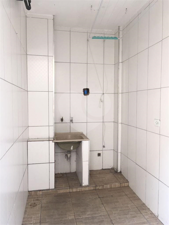 Sobrado com 3 dormitórios, 1 suíte,  4 vagas de garagem, churrasqueira e fogão a lenha.