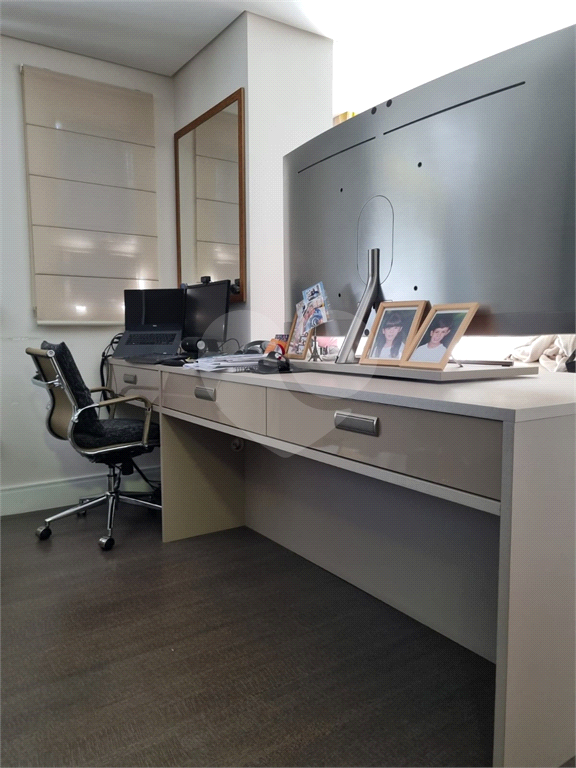 Apartamento  Morumbi - 3 suítes - 4 vagas - 238m² 