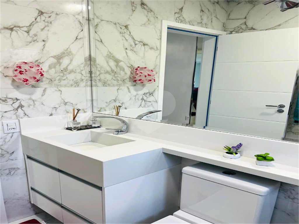 Vende uma Casa simplesmente deslumbrante em codomínio em Barueri 