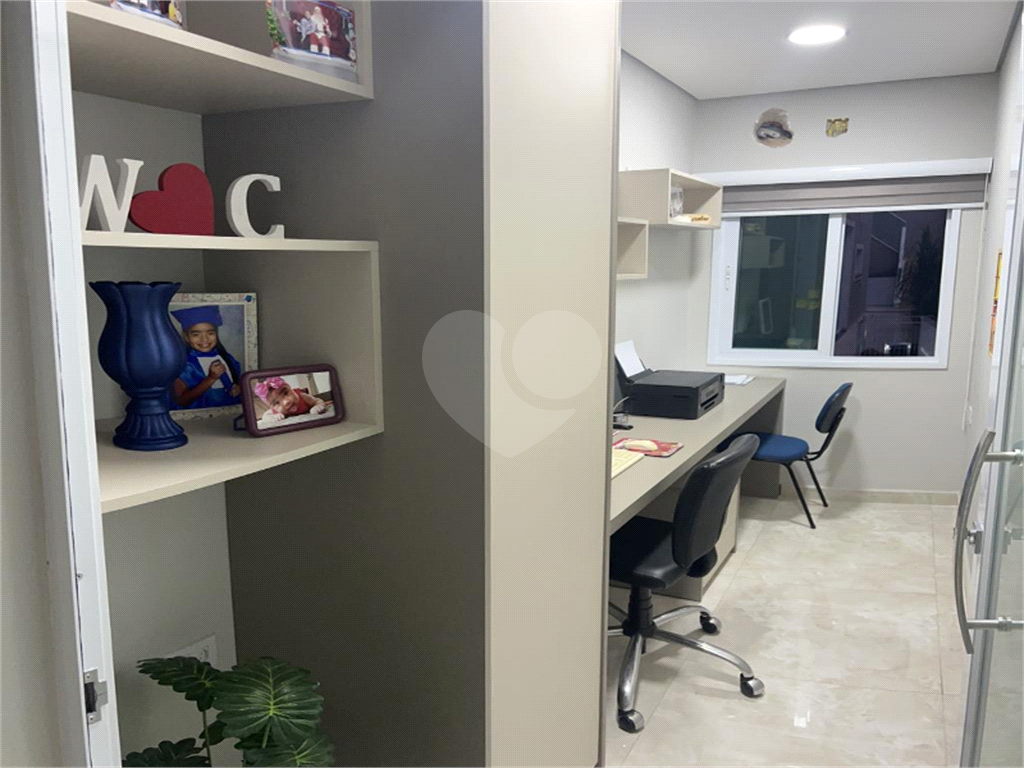 Vende uma Casa simplesmente deslumbrante em codomínio em Barueri 