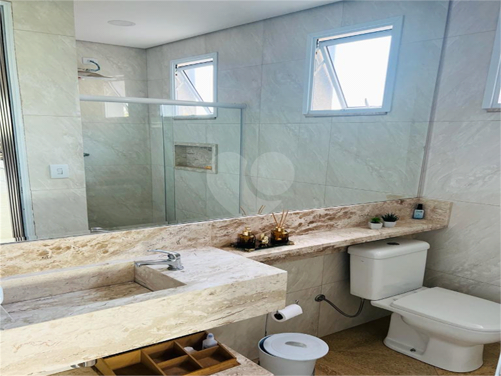 Vende uma Casa simplesmente deslumbrante em codomínio em Barueri 