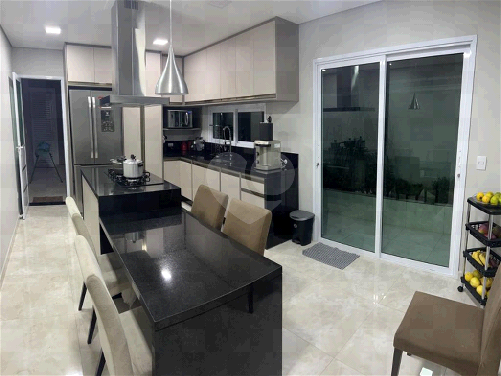 Vende uma Casa simplesmente deslumbrante em codomínio em Barueri 