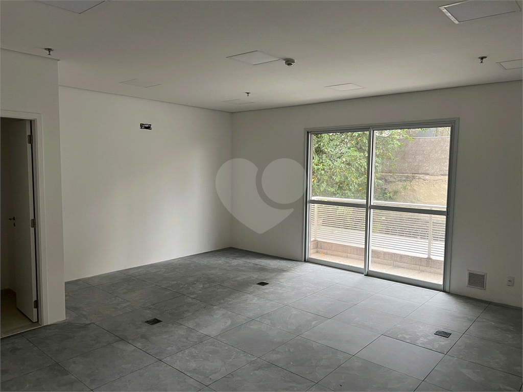 Sala comercial com 402m para locação e venda (Andar inteiro + 10 vagas)