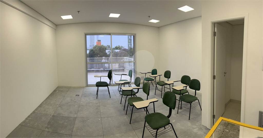 Sala comercial com 402m para locação e venda (Andar inteiro + 10 vagas)