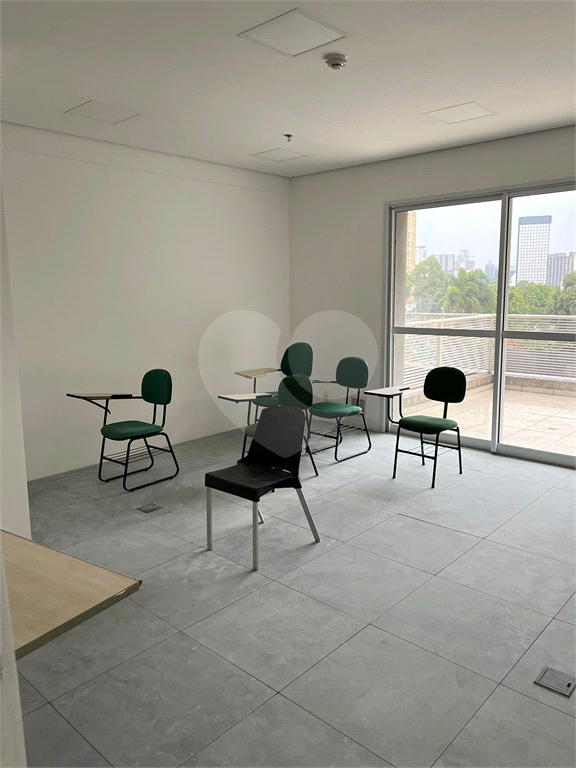 Sala comercial com 402m para locação e venda (Andar inteiro + 10 vagas)