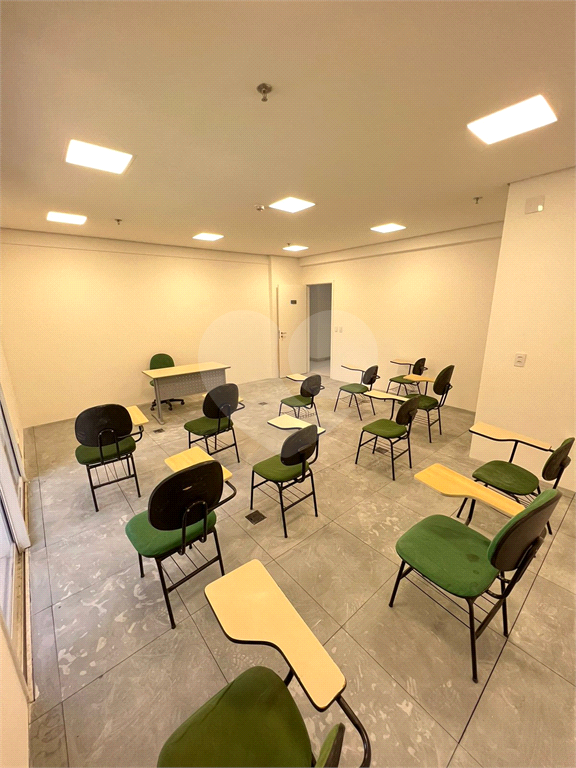 Sala comercial com 402m para locação e venda (Andar inteiro + 10 vagas)