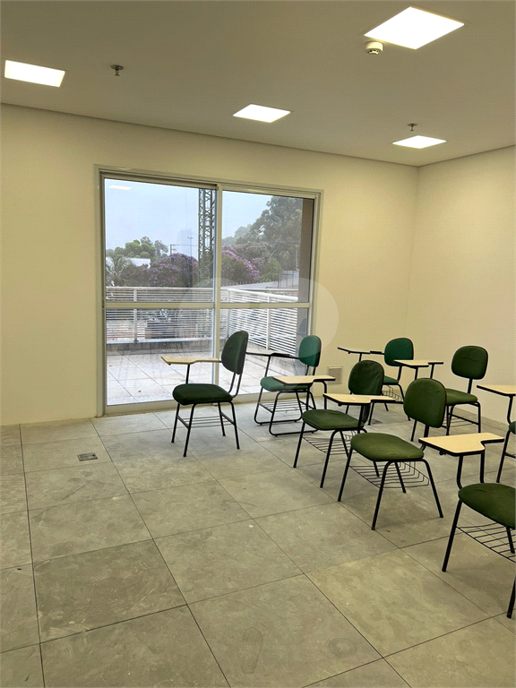 Sala comercial com 402m para locação e venda (Andar inteiro + 10 vagas)