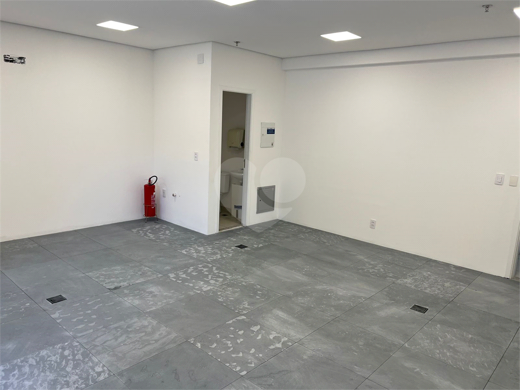 Sala comercial com 402m para locação e venda (Andar inteiro + 10 vagas)