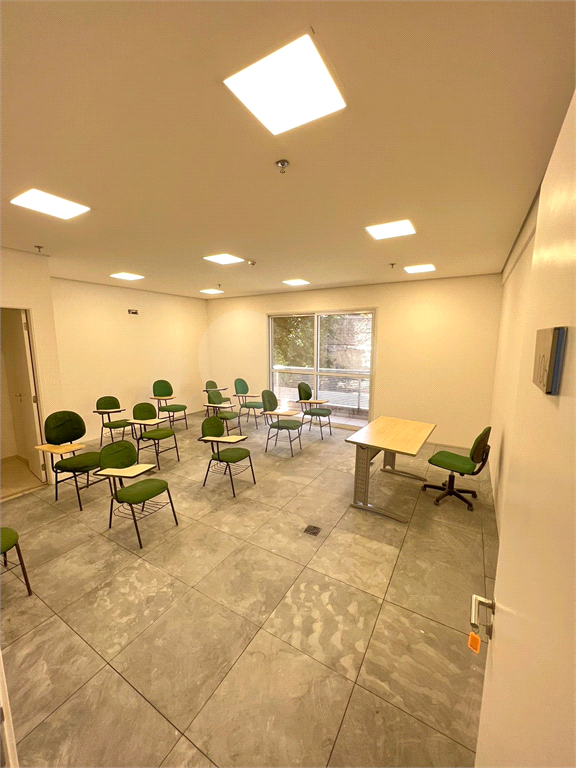 Sala comercial com 402m para locação e venda (Andar inteiro + 10 vagas)