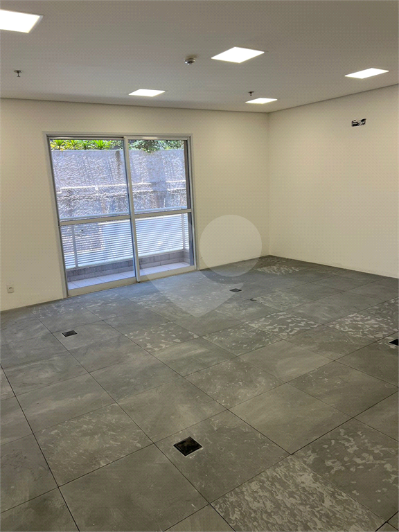 Sala comercial com 402m para locação e venda (Andar inteiro + 10 vagas)