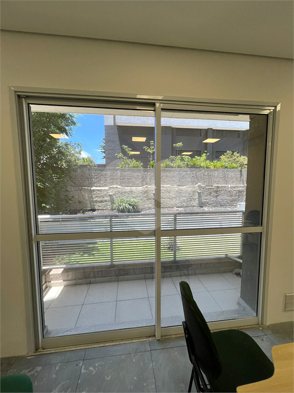 Sala comercial com 402m para locação e venda (Andar inteiro + 10 vagas)