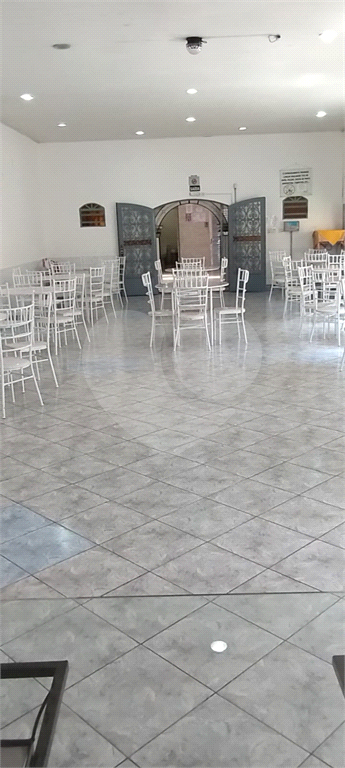 Sobrado comercial à venda.
