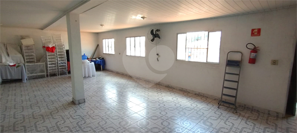 Sobrado comercial à venda.