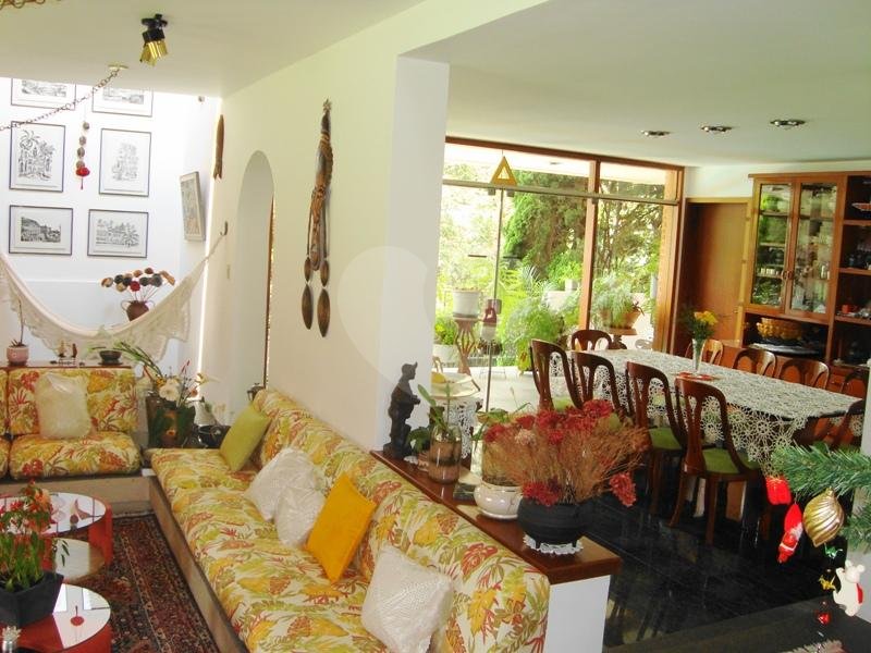 CASA DE ALTO PADRÃO NO TREMEMBÉ COM PISCINA E QUADRA, PRÓXIMO A NOVA CANTAREIRA.